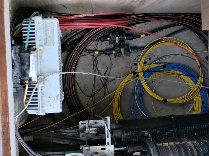 Tirage et soufflage de câbles de fibre optique dans des conduites préparées