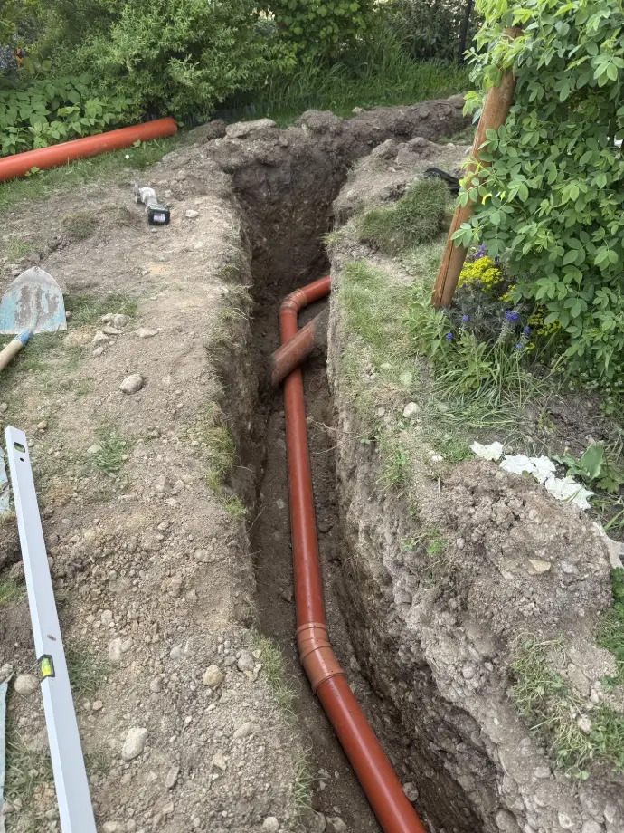 Pose de canalisations et de conduites souterraines sur un chantier RP CONNECT SARL